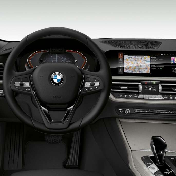 BMW řady 3 Sedan, Model Advantage, interiér. Přední detailní pohled na kokpit řidiče BMW řady 3 Sedan v provedení Model Advantage.