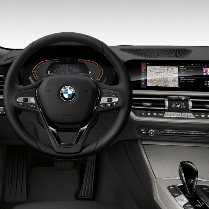 BMW řady 3 Sedan, Model Advantage, interiér. Přední detailní pohled na kokpit řidiče BMW řady 3 Sedan v provedení Model Advantage.