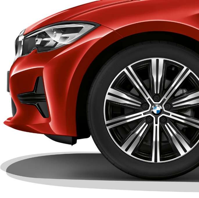 BMW řady 3 Sedan, kola z lehké slitiny modelu Advantage Detailní pohled na kola z lehké slitiny BMW řady 3 Sedan v provedení Model Advantage.