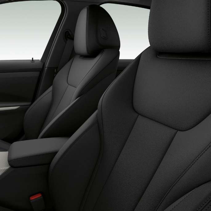 BMW řady 3 Sedan, přední sedadla Modelu Advantage. Detailní pohled z boku na přední sedadla BMW řady 3 Sedan v provedení Model Advantage.