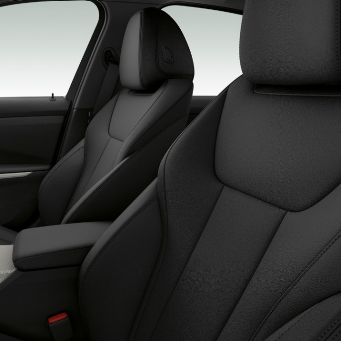 BMW řady 3 Sedan, přední sedadla Modelu Advantage. Detailní pohled z boku na přední sedadla BMW řady 3 Sedan v provedení Model Advantage.