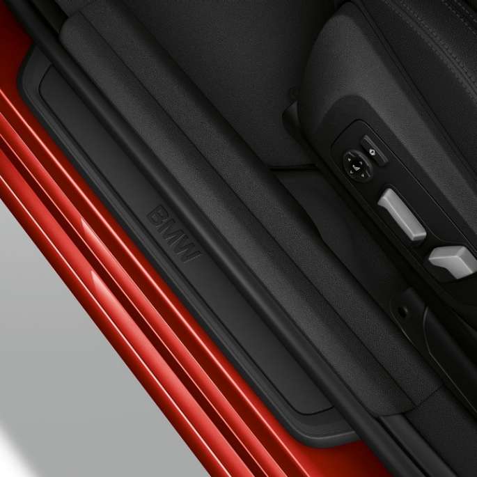 BMW řady 3 Sedan, prahové lišty Modelu Advantage. Pohled svrchu na prahové lišty BMW řady 3 Sedan v provedení Model Advantage.