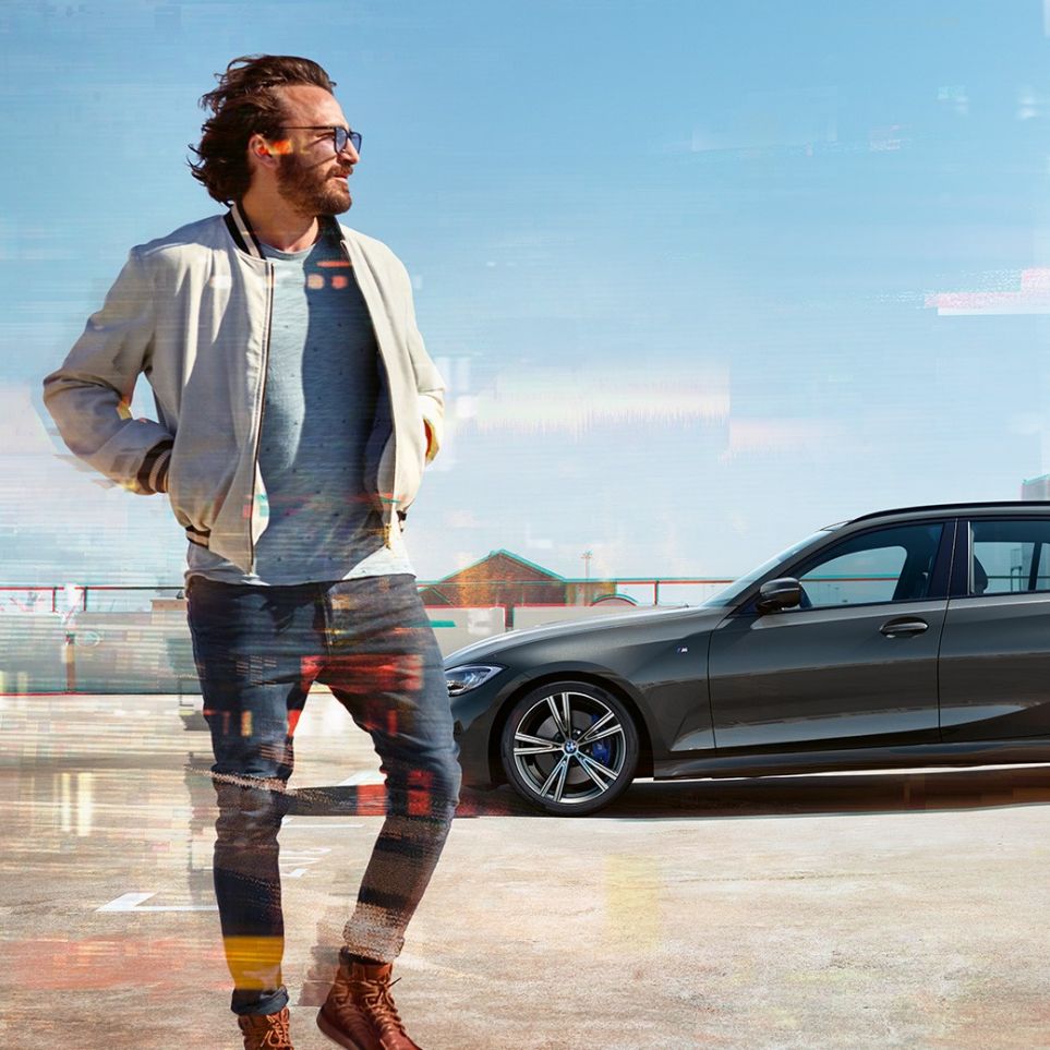 BMW řady 3 Touring, pohled z boku BMW řady 3 Touring, pohled z boku na parkovišti před městským prostředím