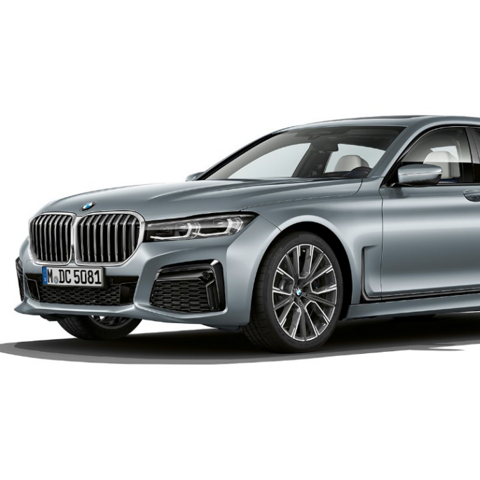 BMW řady 7 Sedan s M sportovním paketem, přední tříčtvrteční pohled Přední tříčtvrteční pohled na BMW řady 7 Sedan s M sportovním paketem