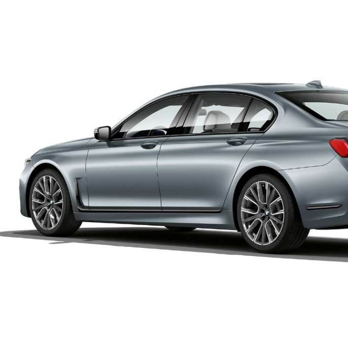 BMW řady 7 Sedan s M sportovním paketem, přední tříčtvrteční pohled Přední tříčtvrteční pohled na šedé BMW řady 7 Sedan s M sportovním paketem