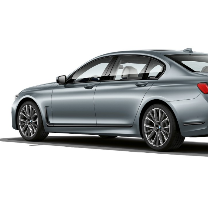 BMW řady 7 Sedan s M sportovním paketem, přední tříčtvrteční pohled Přední tříčtvrteční pohled na šedé BMW řady 7 Sedan s M sportovním paketem