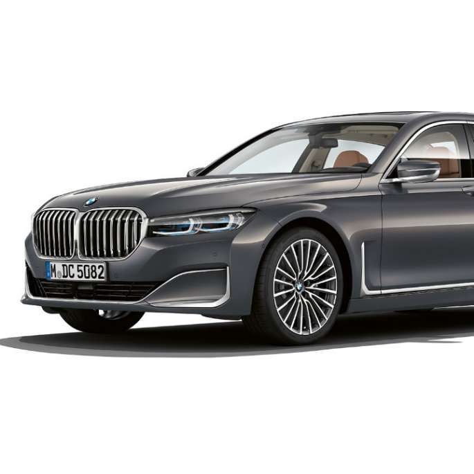 BMW řady 7 Sedan s paketem Exterior Design Pure Excellence, přední tříčtvrteční pohled Přední tříčtvrteční pohled na šedé BMW řady 7 Sedan s paketem Exterior Design Pure Excellence