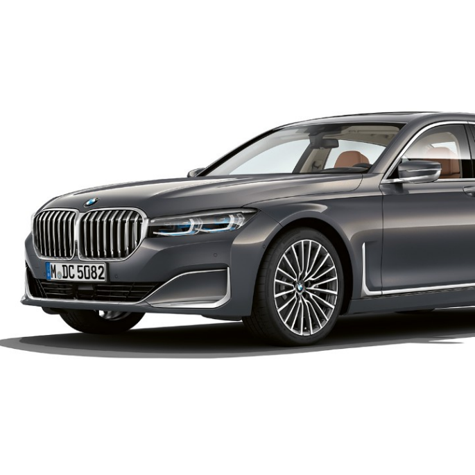 BMW řady 7 Sedan s paketem Exterior Design Pure Excellence, přední tříčtvrteční pohled Přední tříčtvrteční pohled na šedé BMW řady 7 Sedan s paketem Exterior Design Pure Excellence