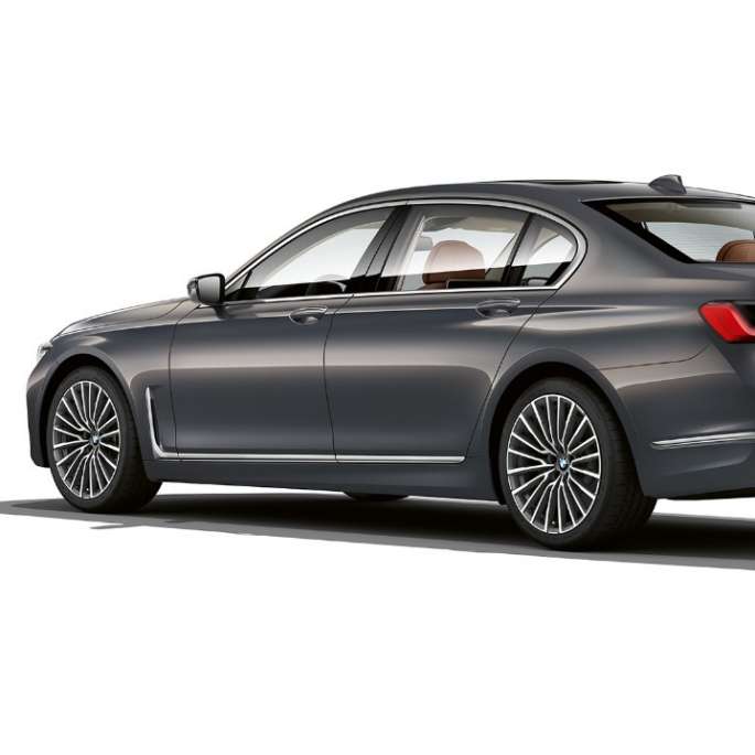 BMW řady 7 Sedan s paketem Exterior Design Pure Excellence, zadní tříčtvrteční pohled Zadní tříčtvrteční pohled na šedé BMW řady 7 Sedan s paketem Exterior Design Pure Excellence
