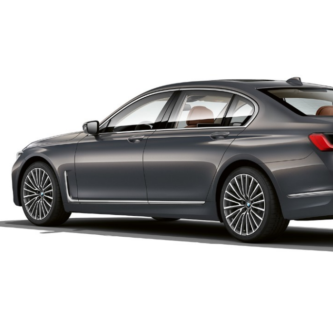 BMW řady 7 Sedan s paketem Exterior Design Pure Excellence, zadní tříčtvrteční pohled Zadní tříčtvrteční pohled na šedé BMW řady 7 Sedan s paketem Exterior Design Pure Excellence