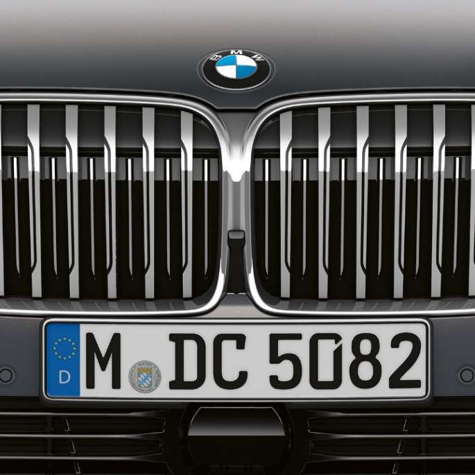 BMW řady 7 Sedan s paketem Exterior Design Pure Excellence: volič převodovky BMW řady 7 Sedan s paketem Exterior Design Pure Excellence: detailní pohled na BMW masku chladiče ve tvaru ledvinek