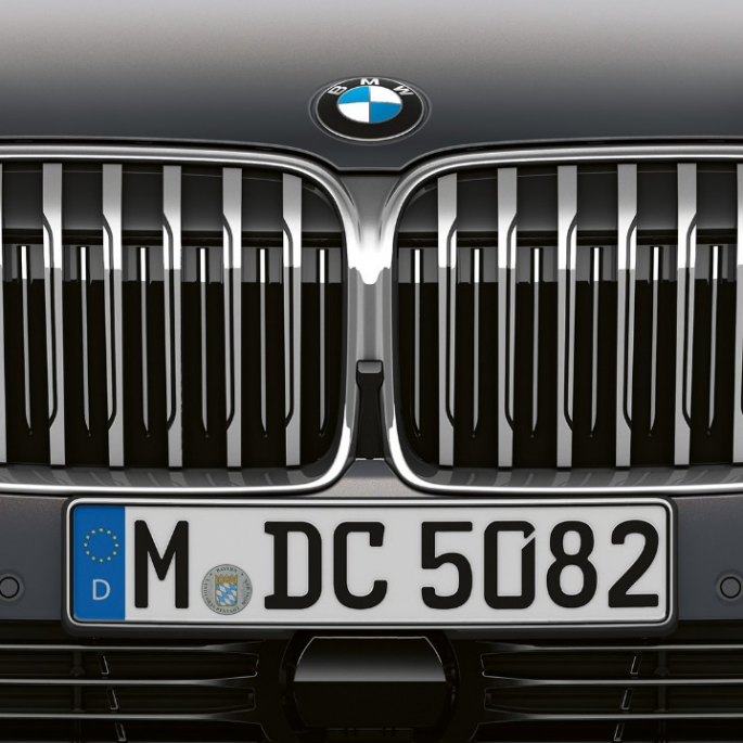 BMW řady 7 Sedan s paketem Exterior Design Pure Excellence: volič převodovky BMW řady 7 Sedan s paketem Exterior Design Pure Excellence: detailní pohled na BMW masku chladiče ve tvaru ledvinek