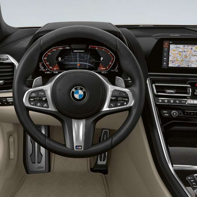 BMW M850i xDrive, metalický lak Dravit Grey, kokpit s M koženým volantem. BMW M850i xDrive, metalický lak Dravit Grey, kokpit s M koženým volantem.