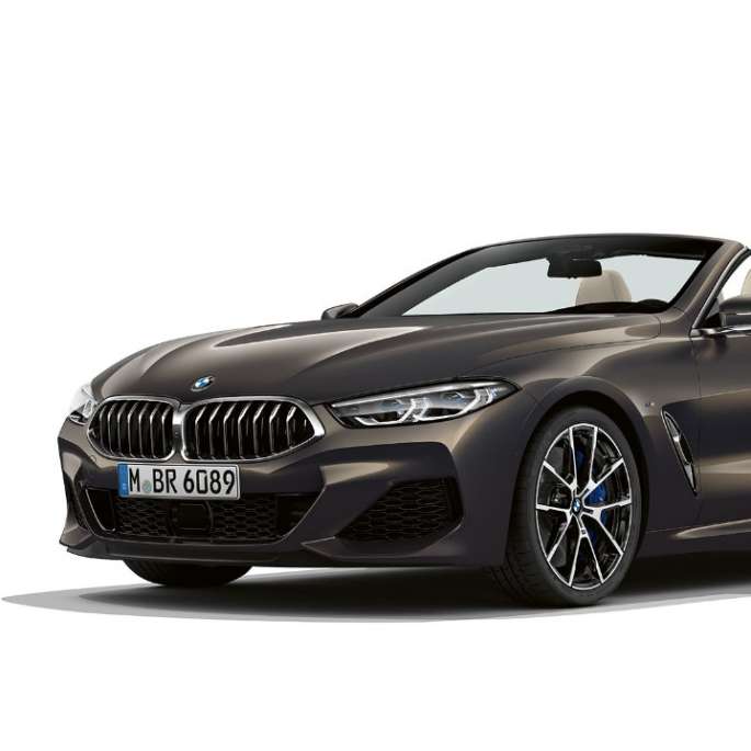 BMW M850i xDrive, metalický lak Dravit Grey (šedá), tříčtvrteční pohled zepředu BMW M850i xDrive, metalický lak Dravit Grey (šedá), tříčtvrteční pohled zepředu