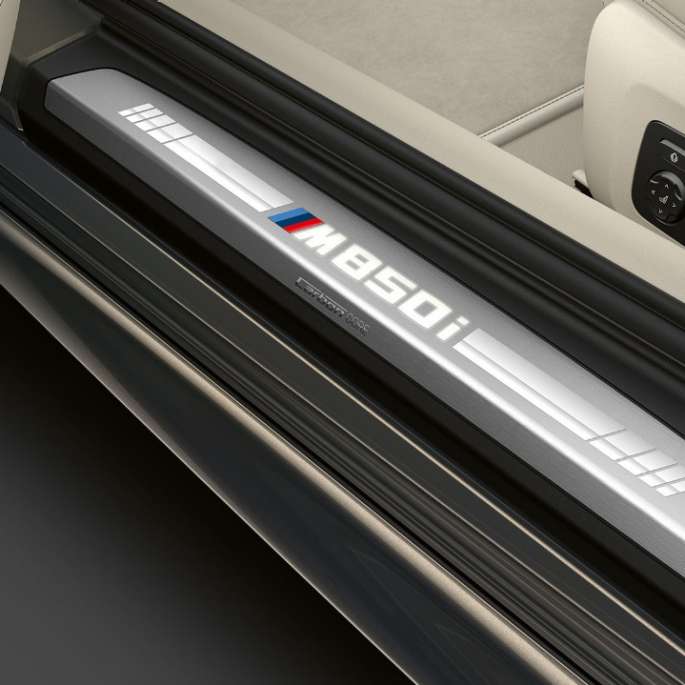 BMW M850i xDrive, metalický lak Dravit Grey, prahová lišta. BMW M850i xDrive, metalický lak Dravit Grey, prahová lišta.