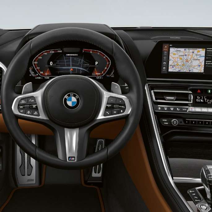 BMW M850i xDrive, metalický lak Mineral White, interiér s M koženým volantem. BMW M850i xDrive, metalický lak Mineral White, interiér s M koženým volantem.