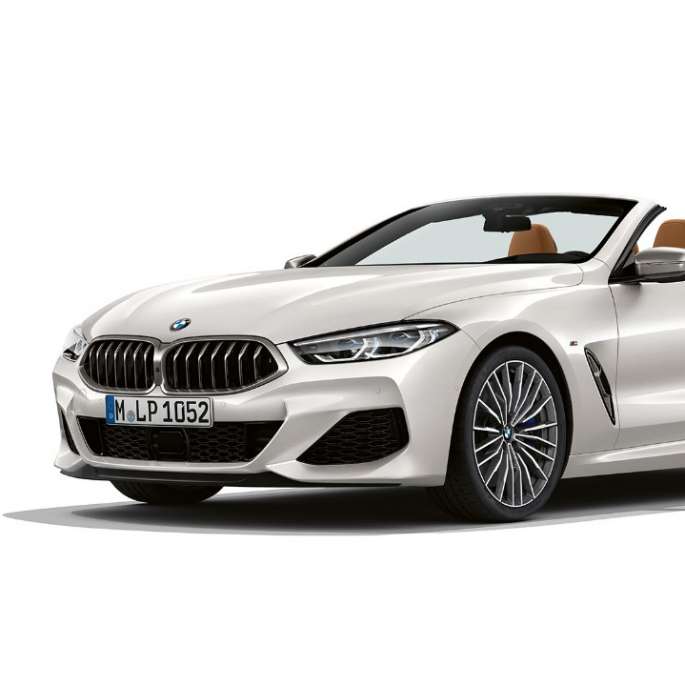 BMW M850i xDrive, metalický lak Mineral White (bílá), tříčtvrteční pohled BMW M850i xDrive, metalický lak Mineral White (bílá), tříčtvrteční pohled