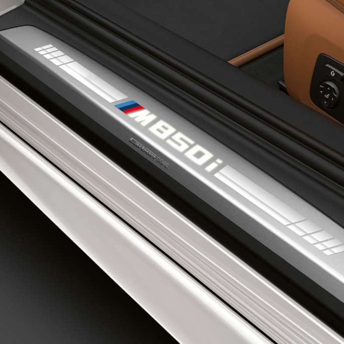 BMW M850i xDrive, metalický lak Mineral White, prahová lišta. BMW M850i xDrive, metalický lak Mineral White, prahová lišta.