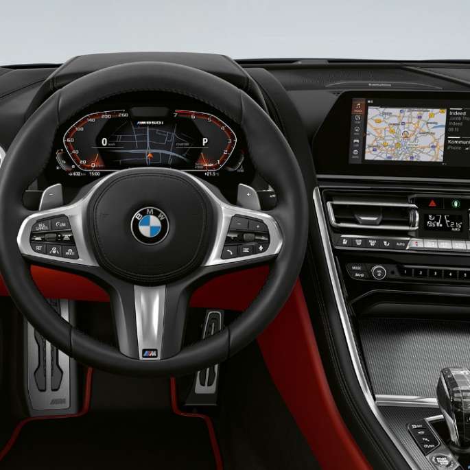 BMW M850i xDrive, metalický lak Carbon Black, interiér s M koženým volantem. BMW M850i xDrive, metalický lak Carbon Black, interiér s M koženým volantem.
