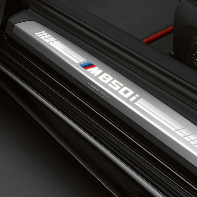 BMW M850i xDrive, metalický lak Carbon Black, prahová lišta. BMW M850i xDrive, metalický lak Carbon Black, prahová lišta.