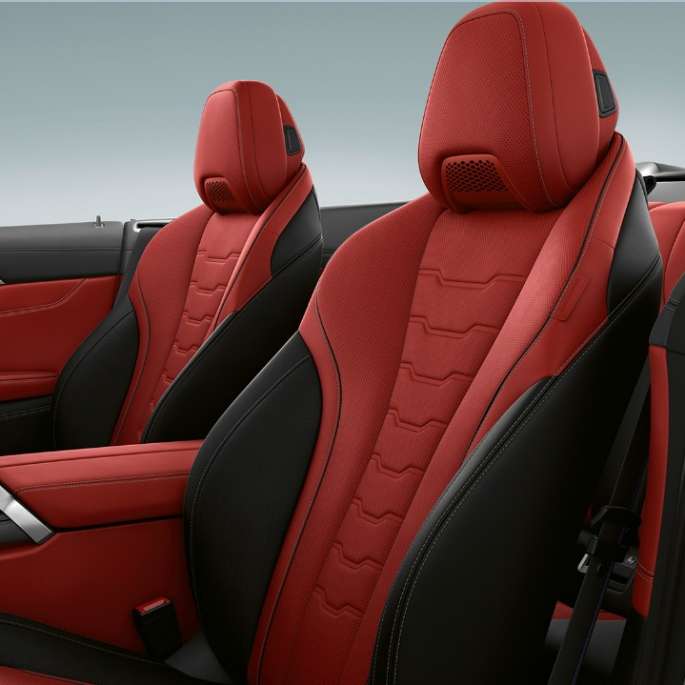 BMW M850i xDrive, metalický lak Carbon Black, BMW Individual rozšířené kožené čalounění Merino Fiona Red/černé. BMW M850i xDrive, metalický lak Carbon Black, BMW Individual rozšířené kožené čalounění Merino Fiona Red/černá.